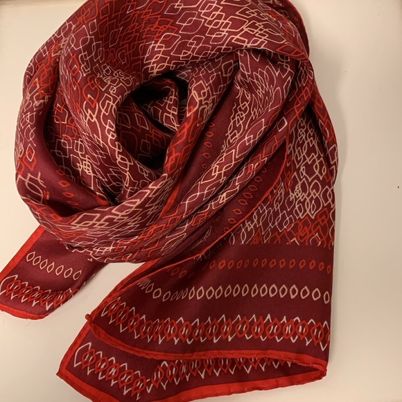 VTG Sally Gee Elegant Oblong Scarf in Red Color Scheme. Abstract chain design - Picture 8 of 12